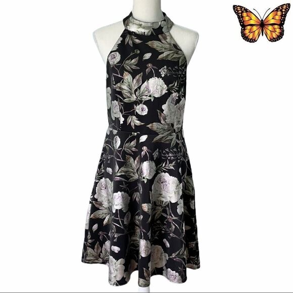 Le Chateau Floral Lace & Knit Halter Neck Size Medium - Picture 2 of 8